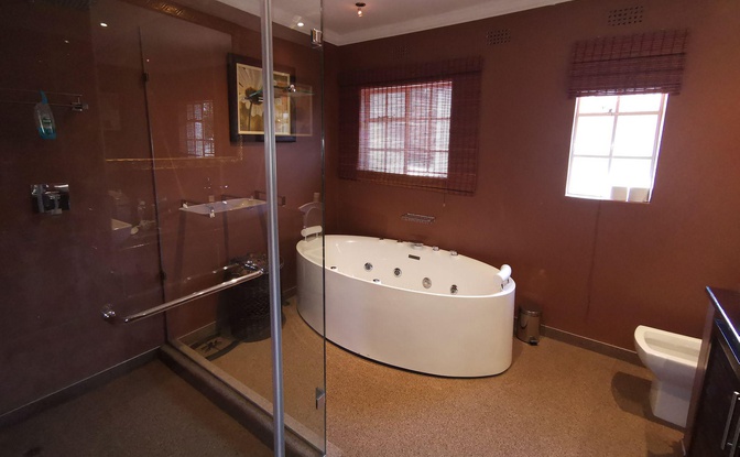 Sandton Guesthouse with Jacuzzi Bath, Hot Tub